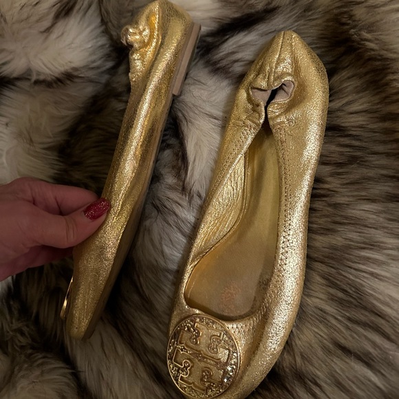 Tory Burch gold leather flats RARE TB logo with bling. Great condition! - Picture 2 of 8